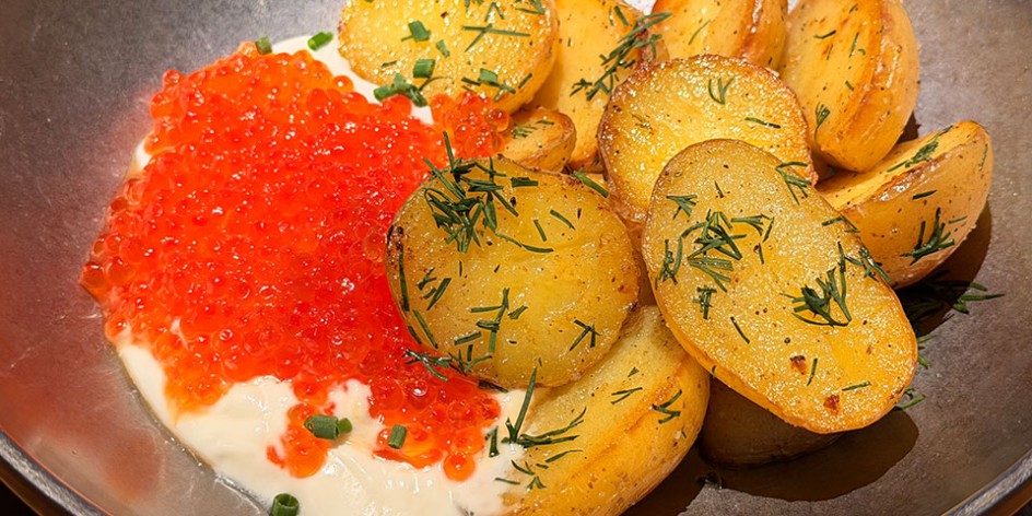 Картофель со сметанным муссом и красной икрой
