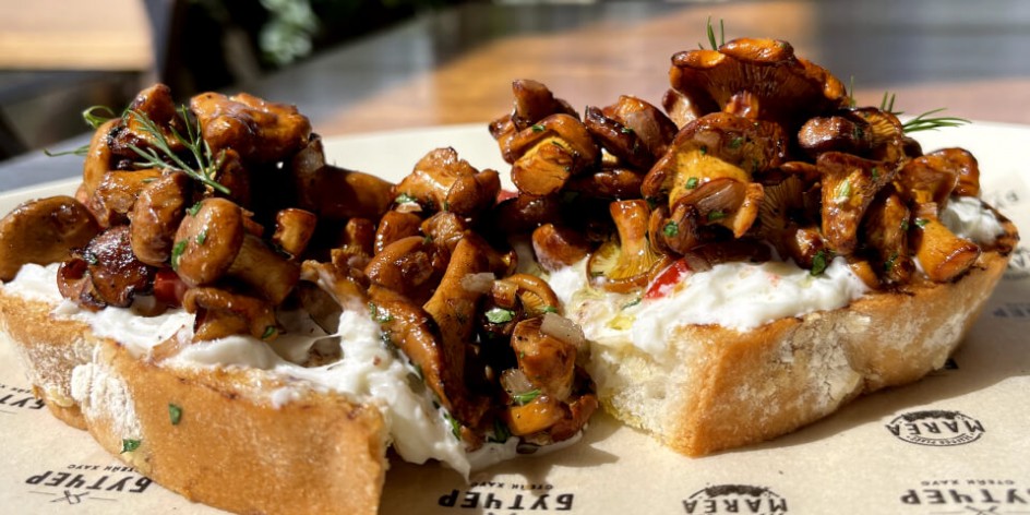 Bruschetta with chanterelles and stracciatella