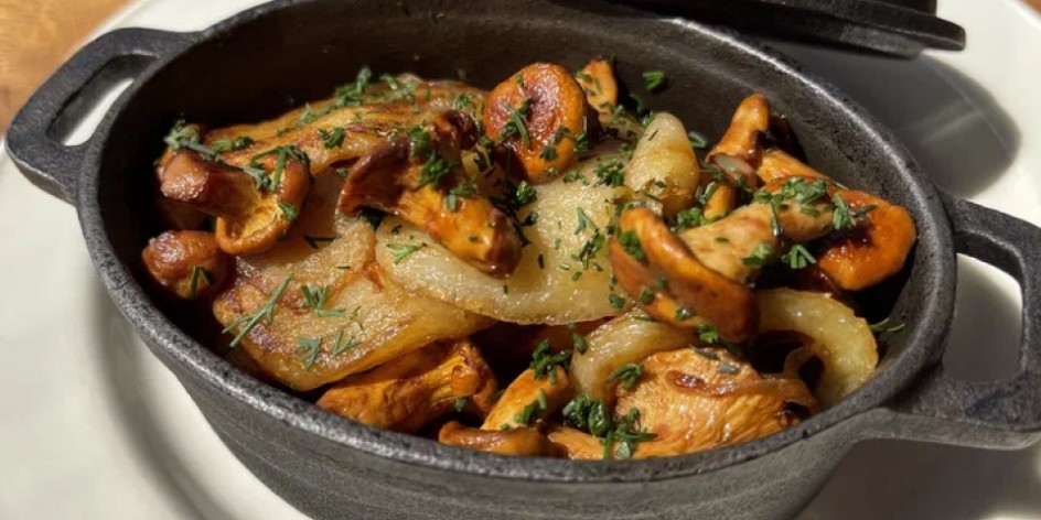 Potatoes with fried chanterelles