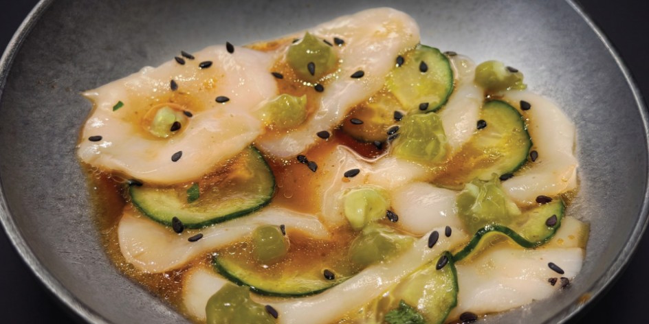 Гребешок с маринованным огурцом и васаби